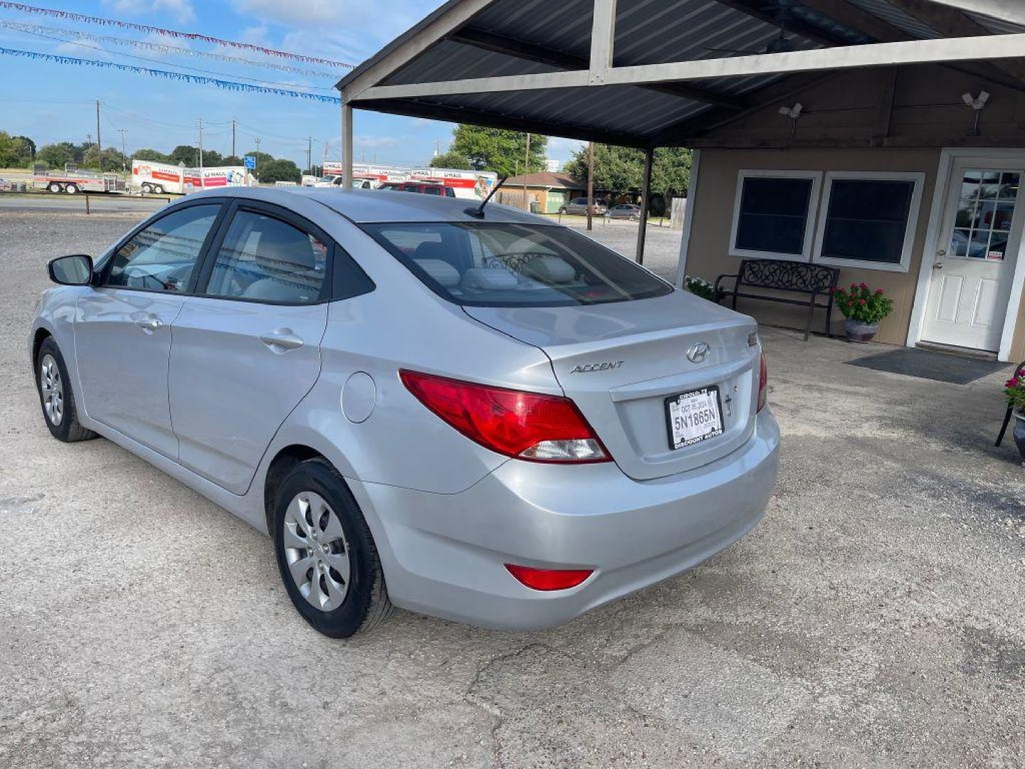 2016 SILVER HYUNDAI ACCENT SE (KMHCT4AE7GU) with an 1.6L engine, Automatic transmission, located at 124 Elm St., Cibolo, TX, 78108, (210) 658-3118, 29.559427, -98.232384 - Photo#2