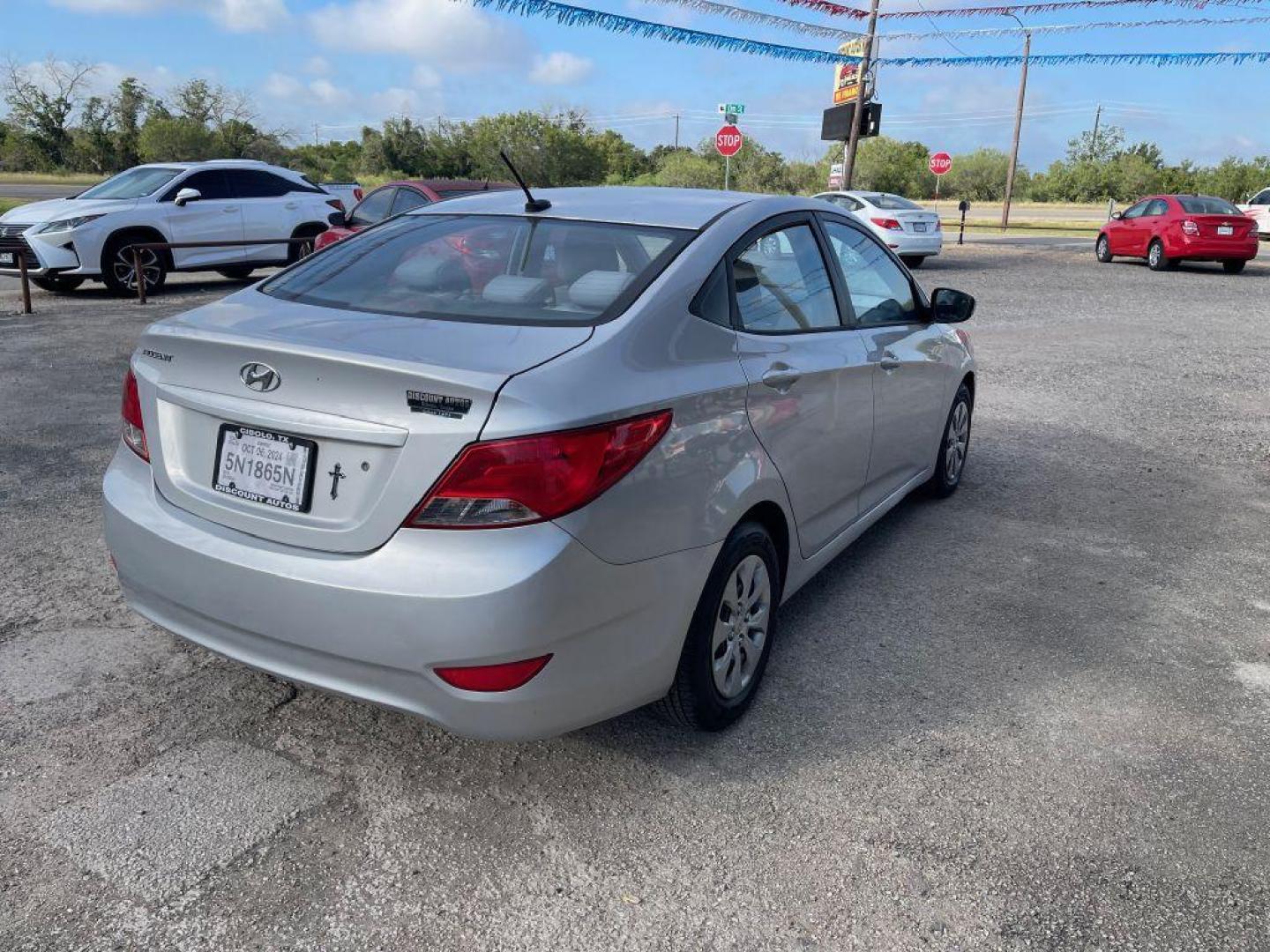 2016 SILVER HYUNDAI ACCENT SE (KMHCT4AE7GU) with an 1.6L engine, Automatic transmission, located at 124 Elm St., Cibolo, TX, 78108, (210) 658-3118, 29.559427, -98.232384 - Photo#3