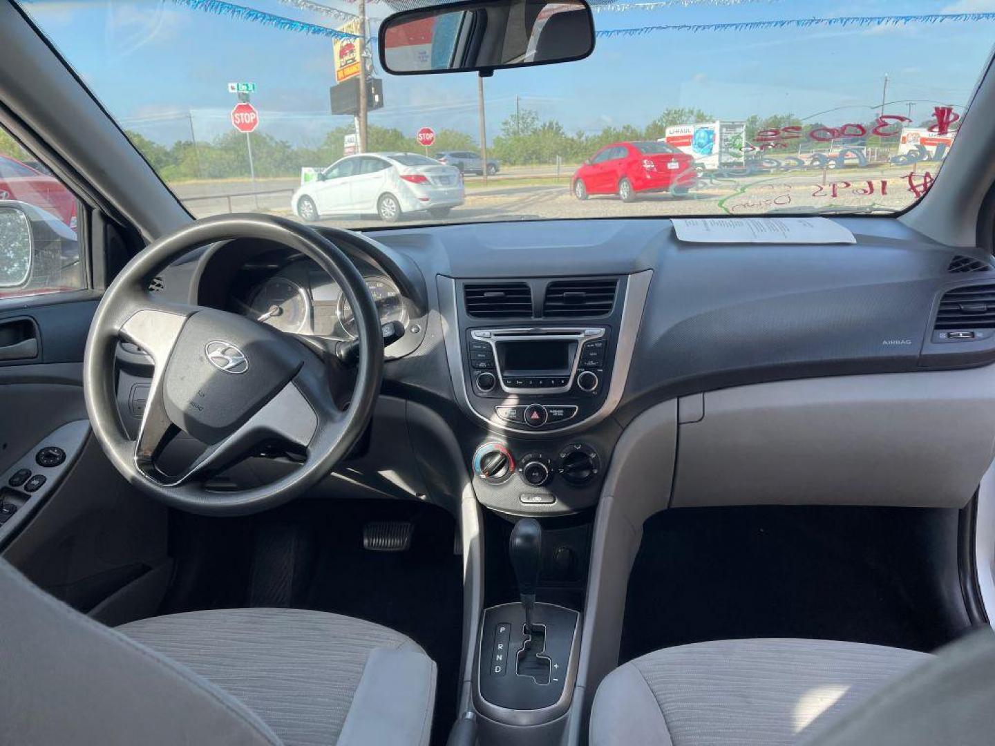 2016 SILVER HYUNDAI ACCENT SE (KMHCT4AE7GU) with an 1.6L engine, Automatic transmission, located at 124 Elm St., Cibolo, TX, 78108, (210) 658-3118, 29.559427, -98.232384 - Photo#5