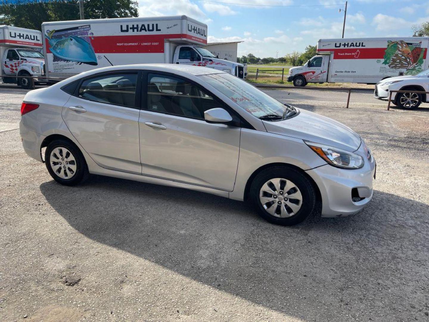 2016 SILVER HYUNDAI ACCENT SE (KMHCT4AE7GU) with an 1.6L engine, Automatic transmission, located at 124 Elm St., Cibolo, TX, 78108, (210) 658-3118, 29.559427, -98.232384 - Photo#7