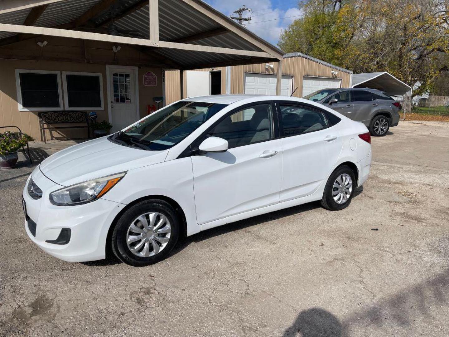 2016 WHITE HYUNDAI ACCENT SE (KMHCT4AE2GU) with an 1.6L engine, Automatic transmission, located at 124 Elm St., Cibolo, TX, 78108, (210) 658-3118, 29.559427, -98.232384 - Photo#0