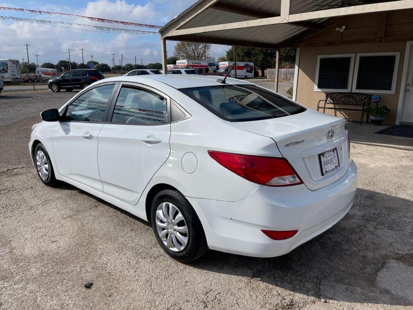 2016 WHITE HYUNDAI ACCENT SE (KMHCT4AE2GU) with an 1.6L engine, Automatic transmission, located at 124 Elm St., Cibolo, TX, 78108, (210) 658-3118, 29.559427, -98.232384 - Photo#2