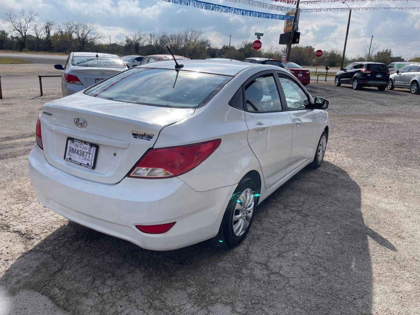 2016 WHITE HYUNDAI ACCENT SE (KMHCT4AE2GU) with an 1.6L engine, Automatic transmission, located at 124 Elm St., Cibolo, TX, 78108, (210) 658-3118, 29.559427, -98.232384 - Photo#3