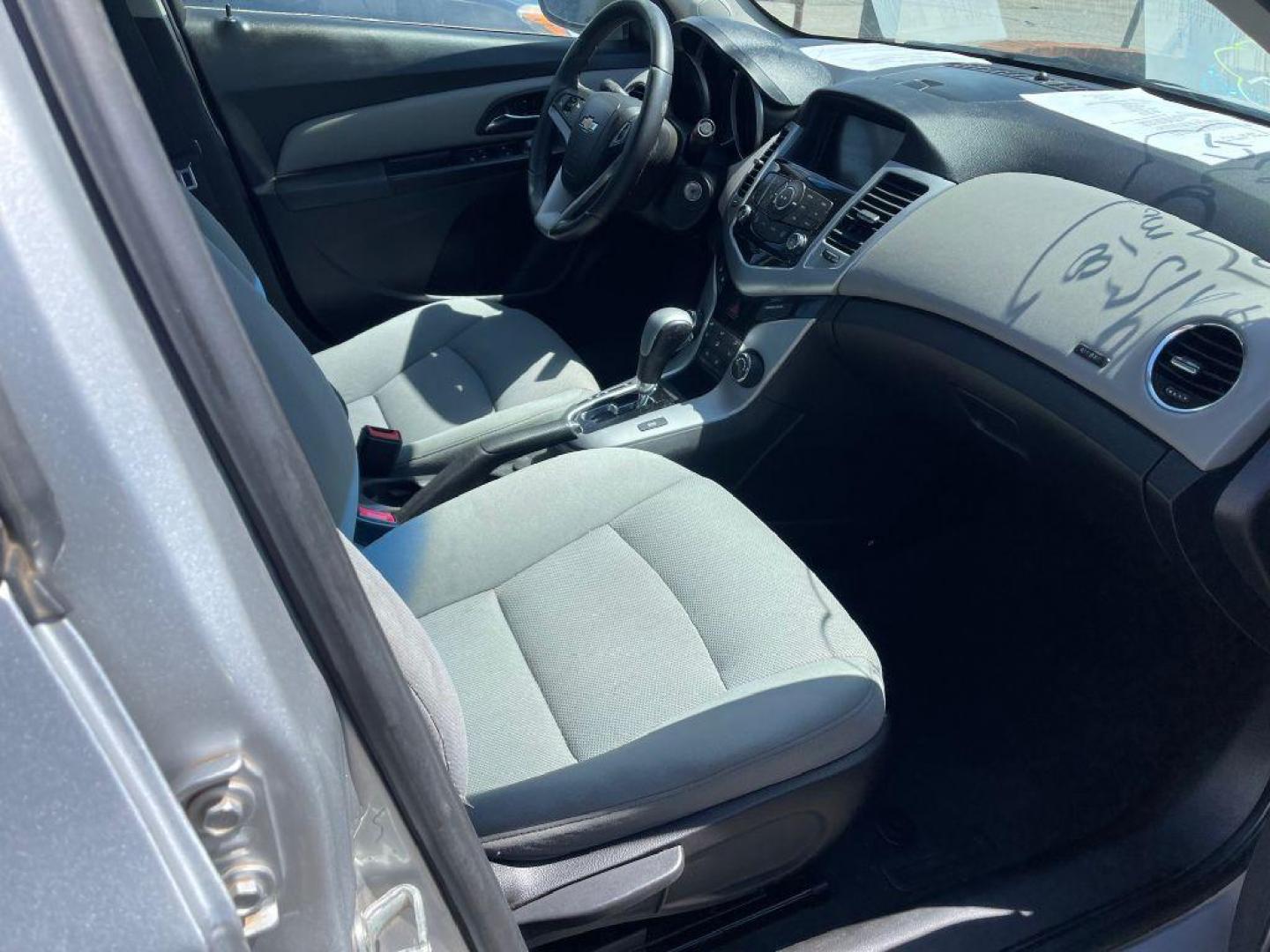 2014 SILVER CHEVROLET CRUZE LT (1G1PC5SB3E7) with an 1.4L engine, Automatic transmission, located at 124 Elm St., Cibolo, TX, 78108, (210) 658-3118, 29.559427, -98.232384 - Photo#5