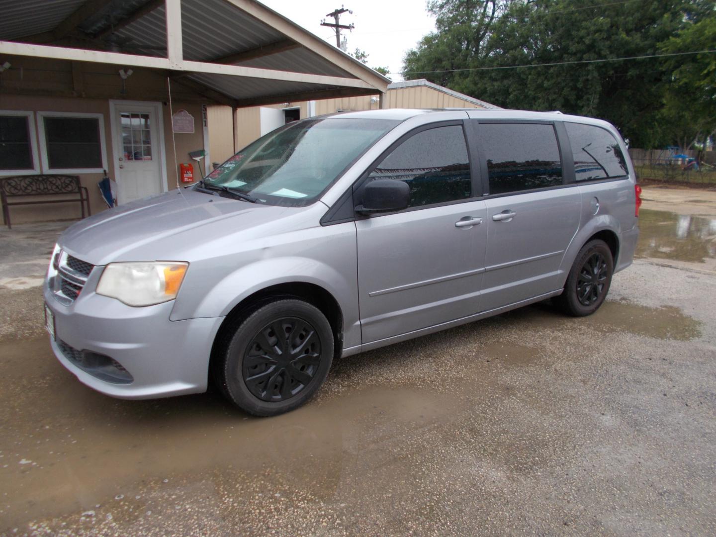 2014 SILVER DODGE GRAND CARAVAN SE (2C4RDGBG2ER) with an 3.6L engine, Automatic transmission, located at 124 Elm St., Cibolo, TX, 78108, (210) 658-3118, 29.559427, -98.232384 - Photo#0