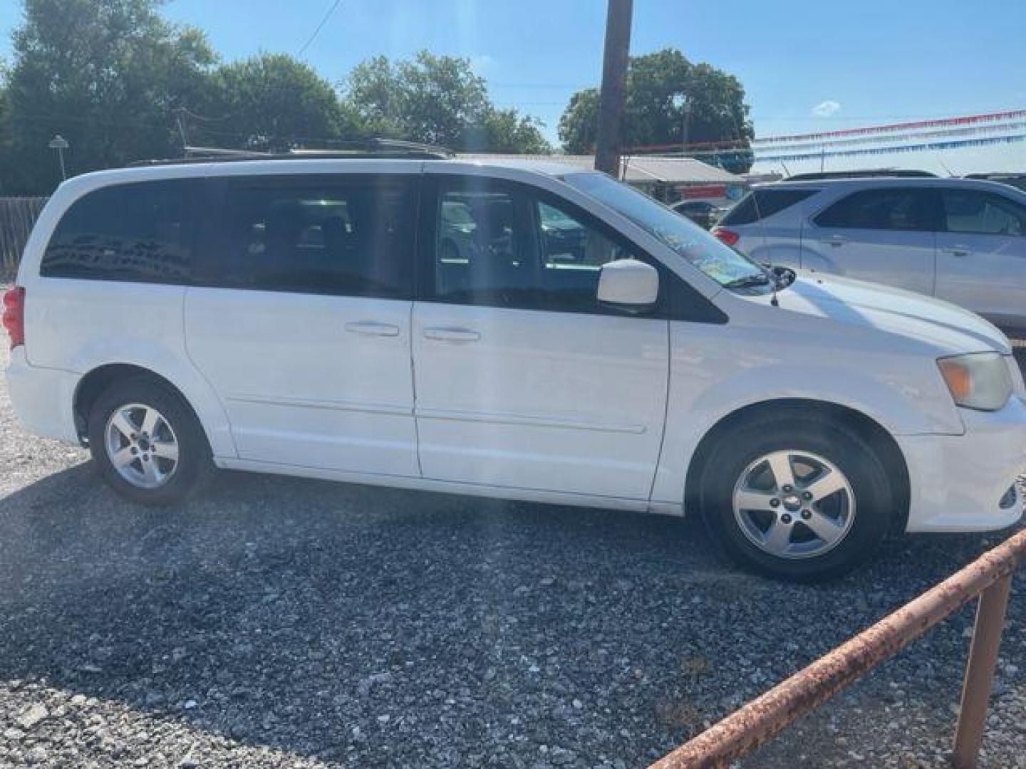 2013 WHITE DODGE GRAND CARAVAN SXT Stow n Go (2C4RDGCGXDR) with an 3.6L engine, Automatic transmission, located at 124 Elm St., Cibolo, TX, 78108, (210) 658-3118, 29.559427, -98.232384 - Photo#7