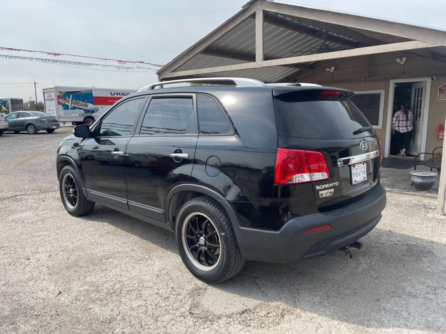 2011 BLACK KIA SORENTO EX (5XYKU4A21BG) with an 3.5L engine, Automatic transmission, located at 124 Elm St., Cibolo, TX, 78108, (210) 658-3118, 29.559427, -98.232384 - Photo#3