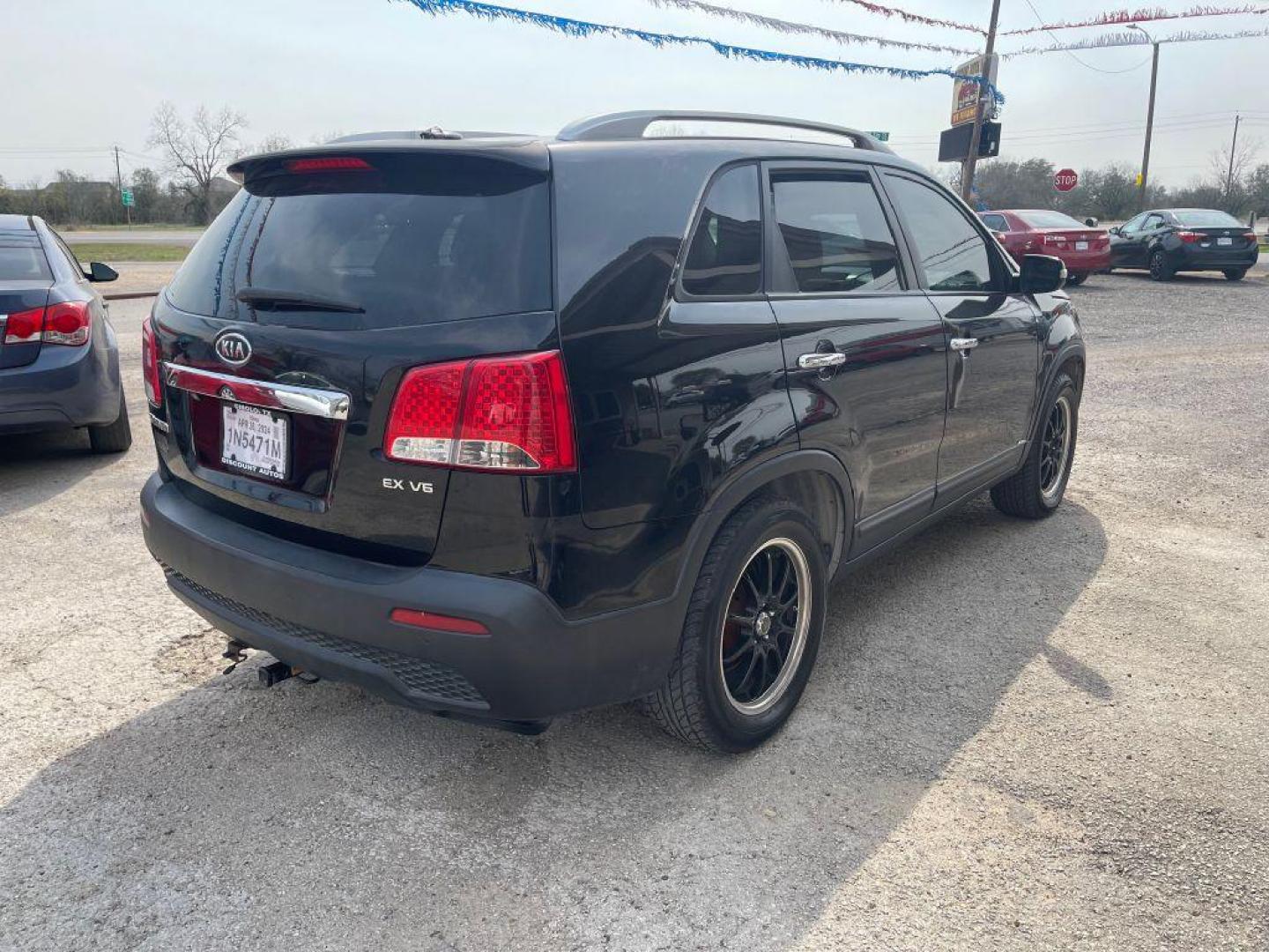 2011 BLACK KIA SORENTO EX (5XYKU4A21BG) with an 3.5L engine, Automatic transmission, located at 124 Elm St., Cibolo, TX, 78108, (210) 658-3118, 29.559427, -98.232384 - Photo#5