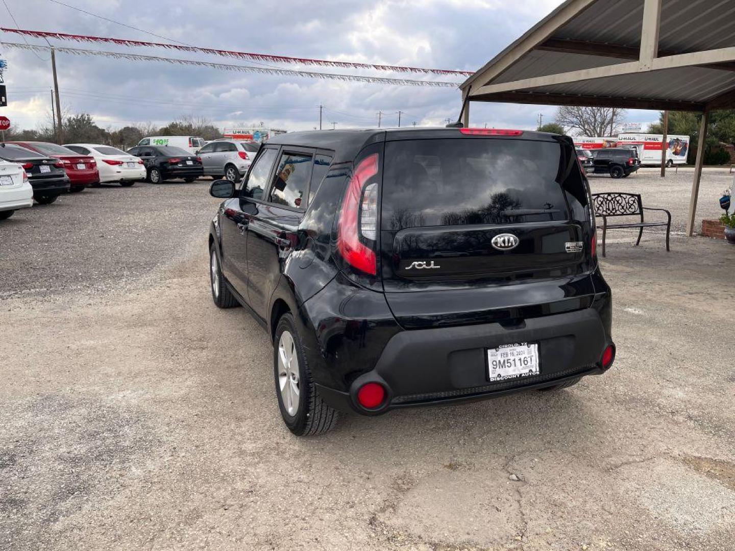 2015 BLACK KIA SOUL (KNDJN2A20F7) with an 1.6L engine, Automatic transmission, located at 124 Elm St., Cibolo, TX, 78108, (210) 658-3118, 29.559427, -98.232384 - Photo#3