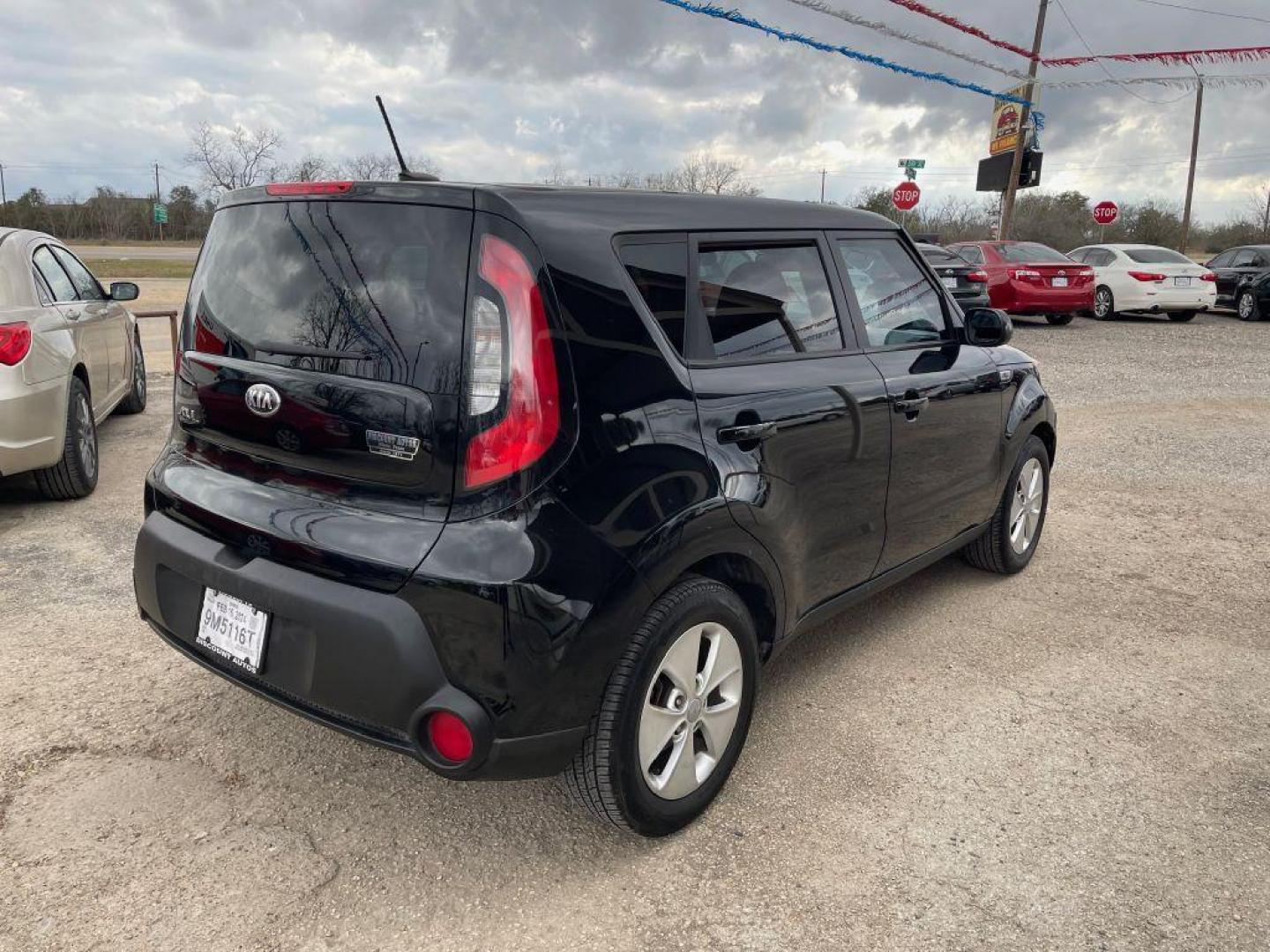 2015 BLACK KIA SOUL (KNDJN2A20F7) with an 1.6L engine, Automatic transmission, located at 124 Elm St., Cibolo, TX, 78108, (210) 658-3118, 29.559427, -98.232384 - Photo#4