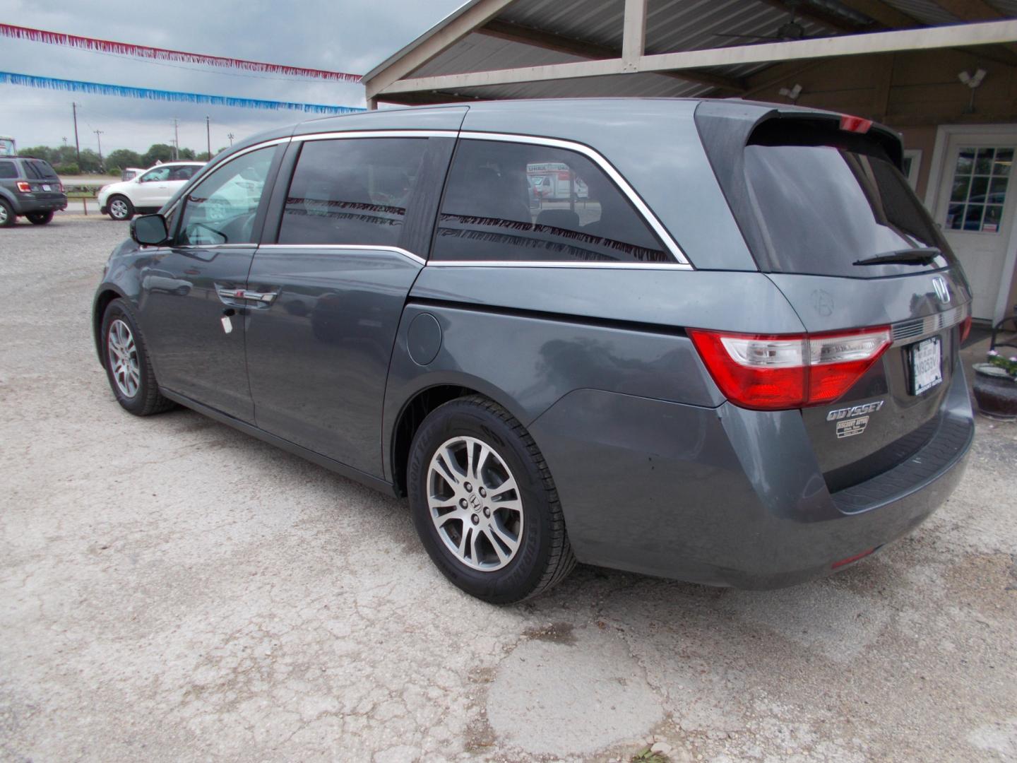 2013 GRAY HONDA ODYSSEY EXL (5FNRL5H65DB) with an 3.5L engine, Automatic transmission, located at 124 Elm St., Cibolo, TX, 78108, (210) 658-3118, 29.559427, -98.232384 - Photo#0