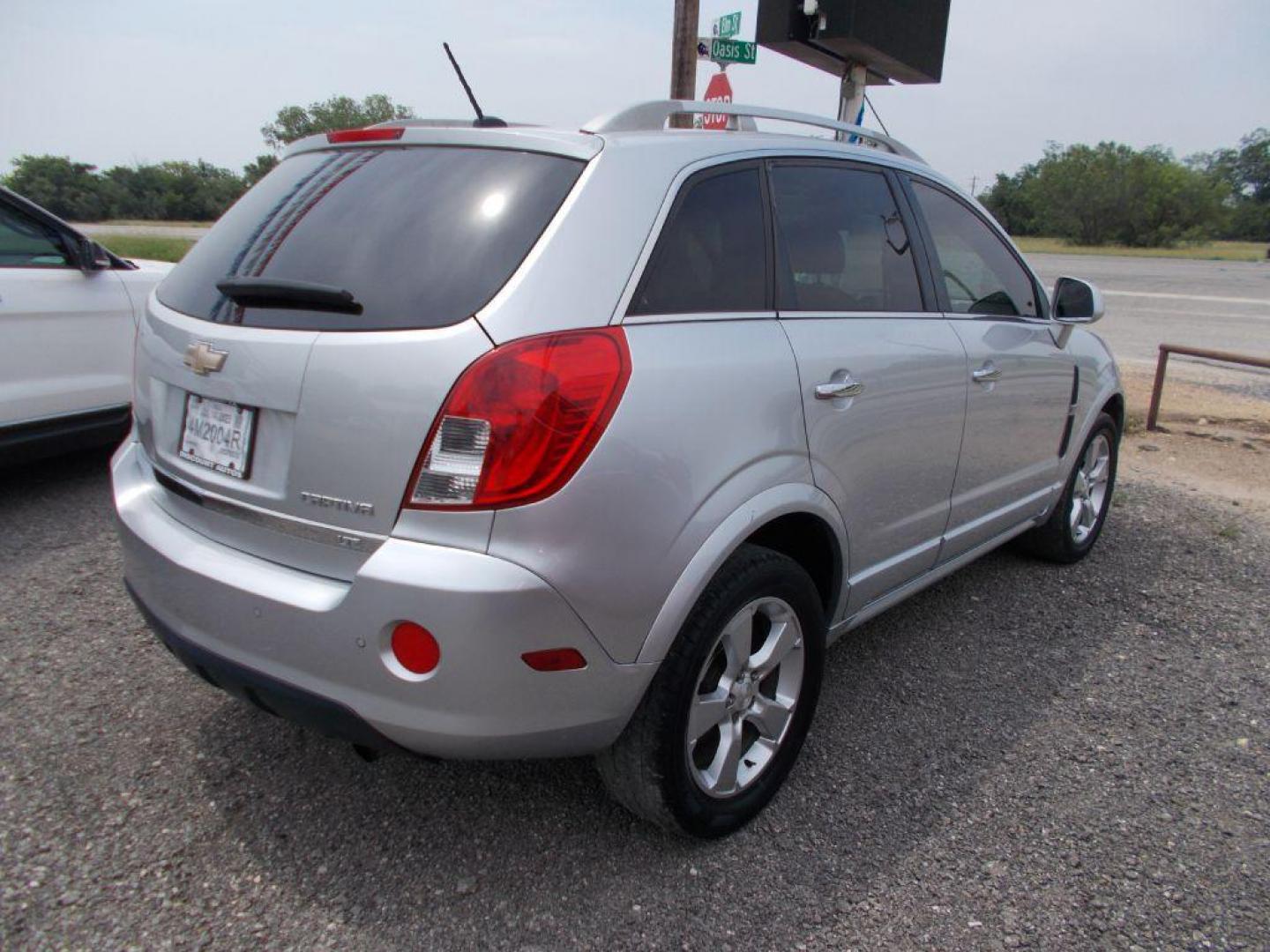 2014 SILVER CHEVROLET CAPTIVA LTZ (3GNAL4EK2ES) with an 2.4L engine, Automatic transmission, located at 124 Elm St., Cibolo, TX, 78108, (210) 658-3118, 29.559427, -98.232384 - Photo#4