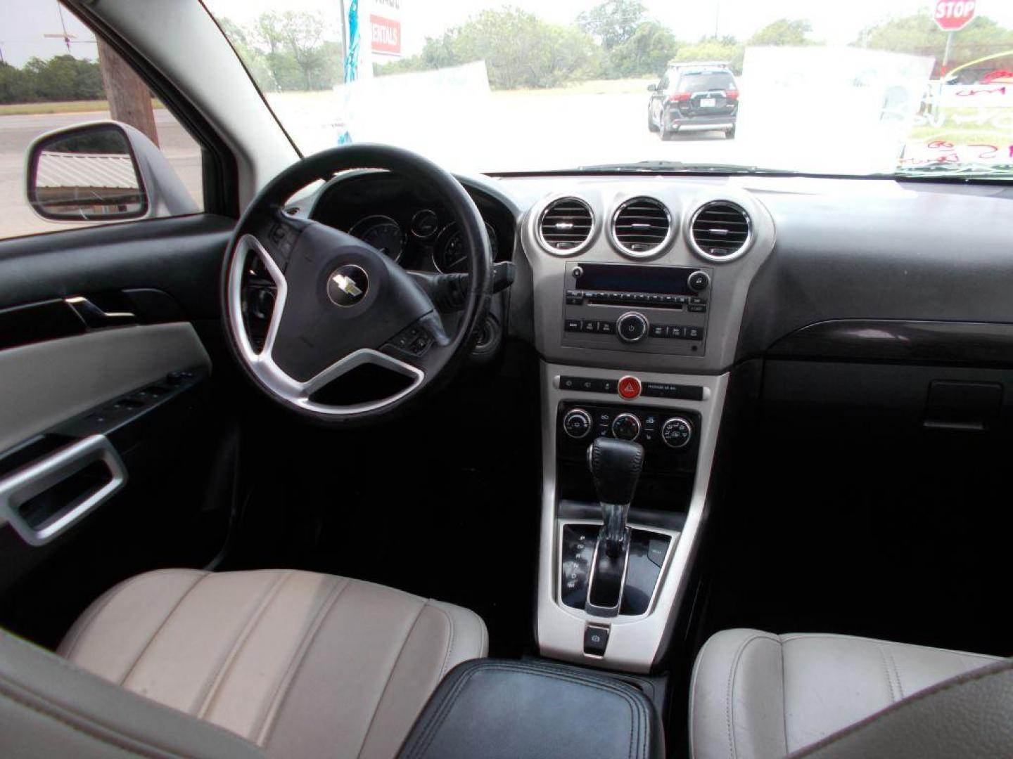 2014 SILVER CHEVROLET CAPTIVA LTZ (3GNAL4EK2ES) with an 2.4L engine, Automatic transmission, located at 124 Elm St., Cibolo, TX, 78108, (210) 658-3118, 29.559427, -98.232384 - Photo#6