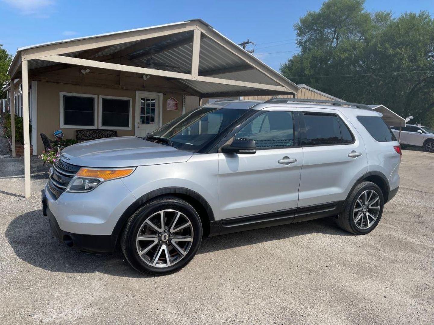 2015 SILVER FORD EXPLORER XLT (1FM5K7D80FG) with an 3.5L engine, Automatic transmission, located at 124 Elm St., Cibolo, TX, 78108, (210) 658-3118, 29.559427, -98.232384 - Photo#0