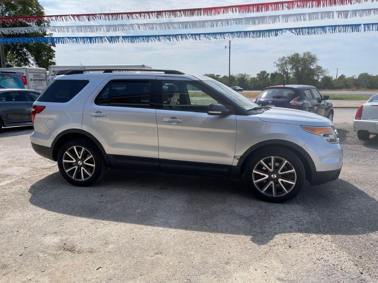 2015 SILVER FORD EXPLORER XLT (1FM5K7D80FG) with an 3.5L engine, Automatic transmission, located at 124 Elm St., Cibolo, TX, 78108, (210) 658-3118, 29.559427, -98.232384 - Photo#9