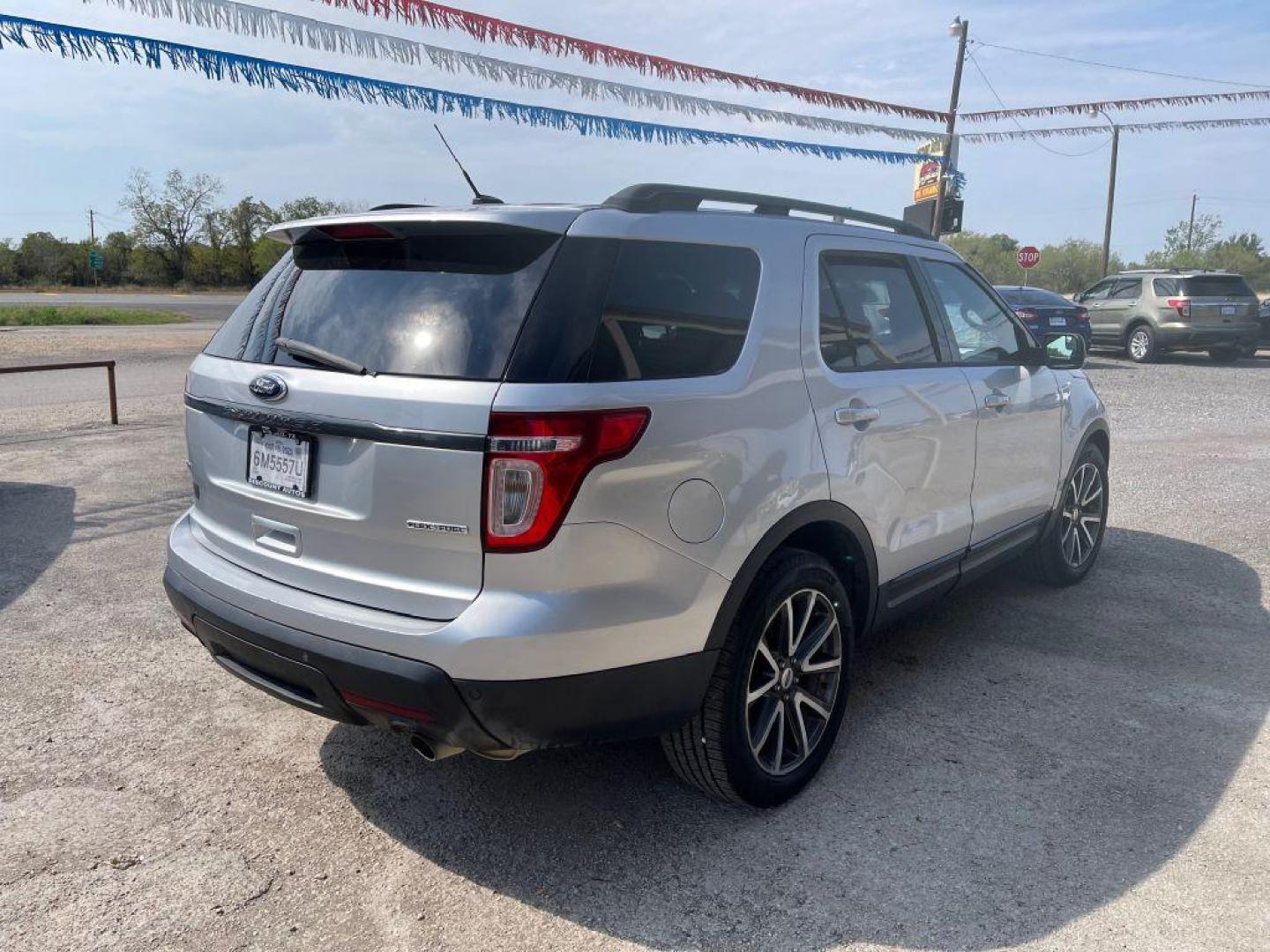 2015 SILVER FORD EXPLORER XLT (1FM5K7D80FG) with an 3.5L engine, Automatic transmission, located at 124 Elm St., Cibolo, TX, 78108, (210) 658-3118, 29.559427, -98.232384 - Photo#3